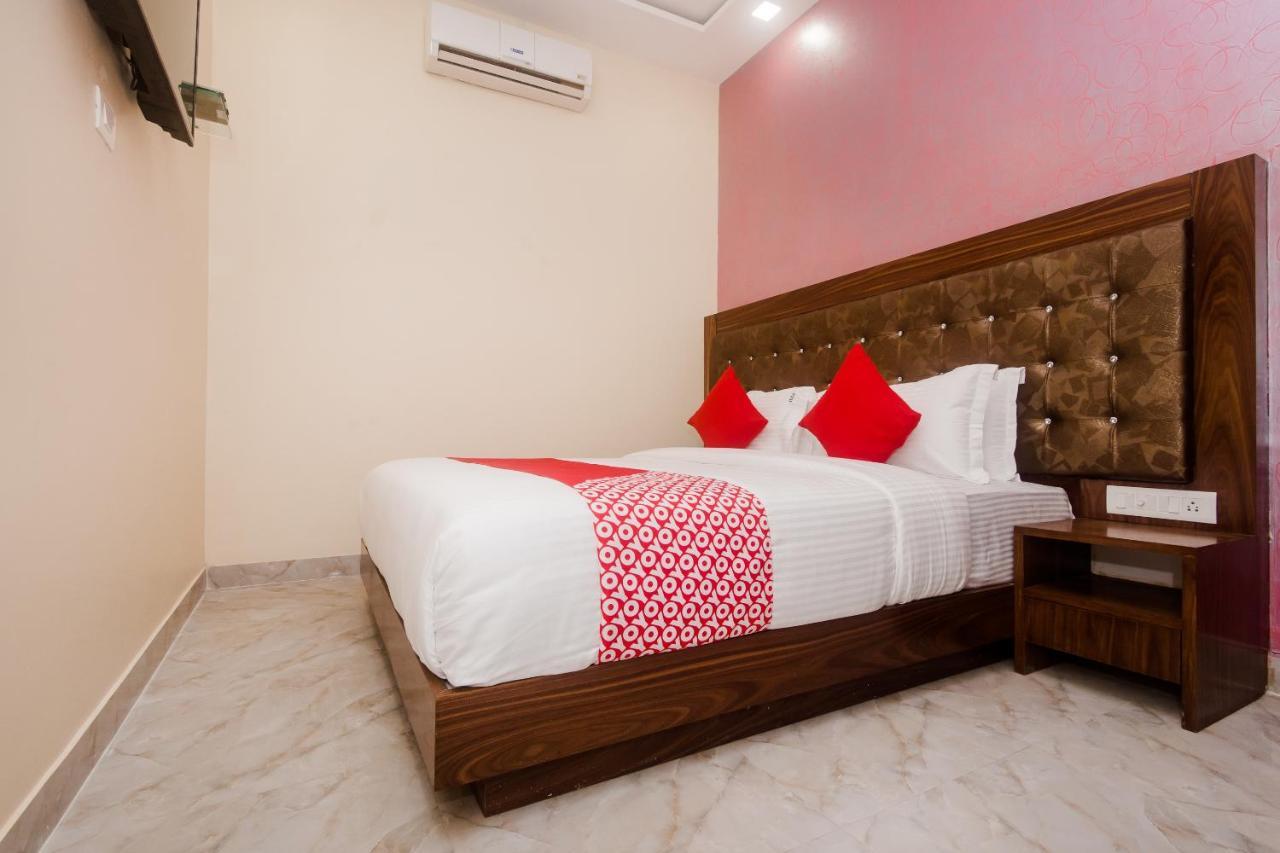 Hotel O Greenforest Near Airport Road Metro Station Bombay Esterno foto
