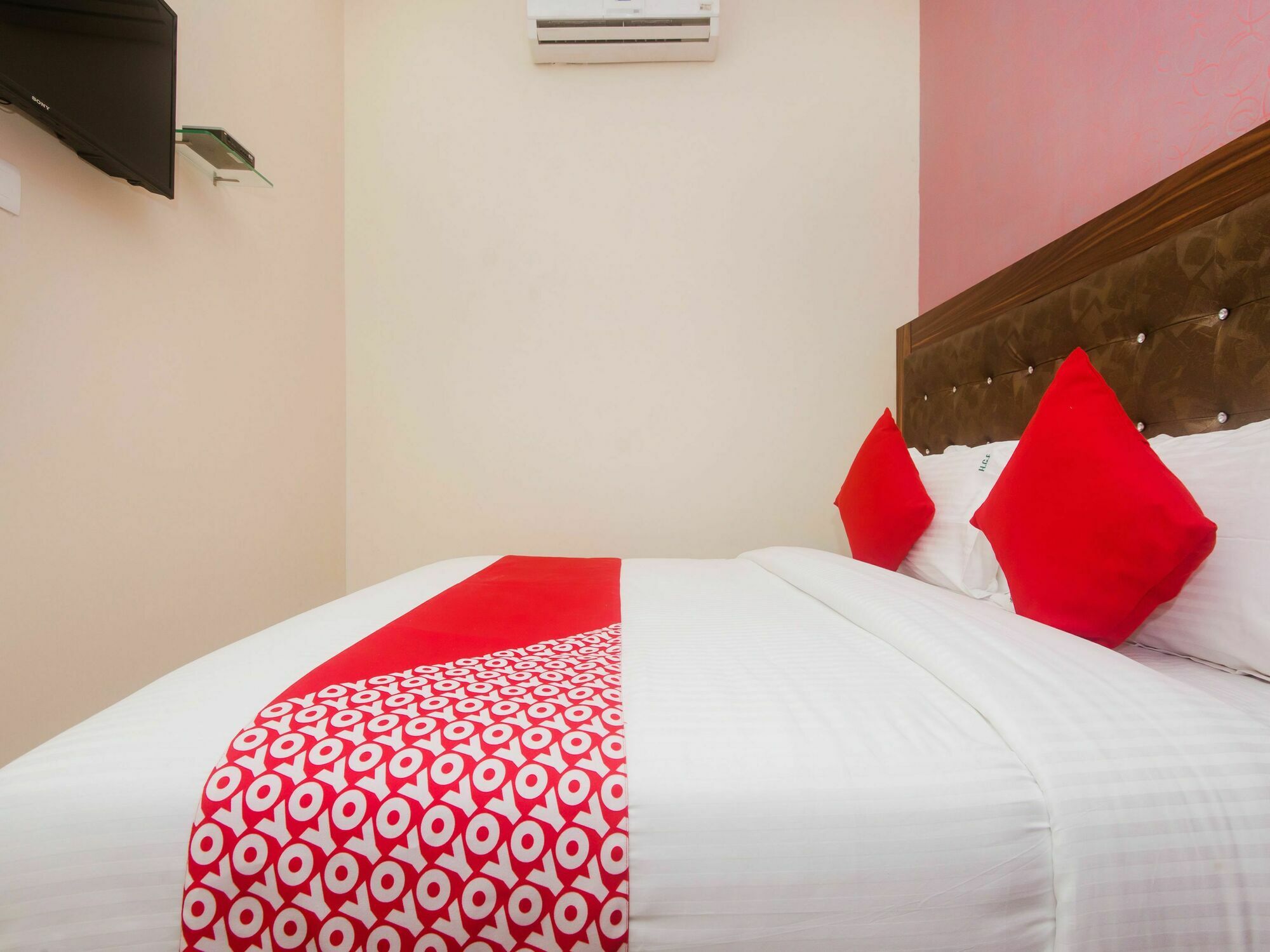 Hotel O Greenforest Near Airport Road Metro Station Bombay Esterno foto