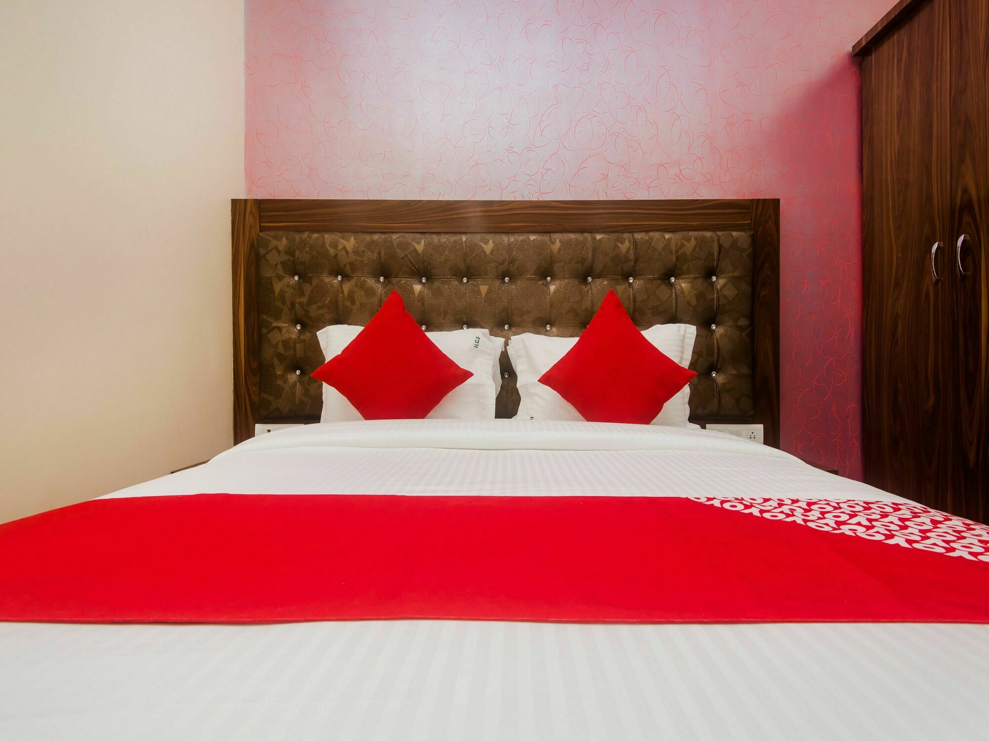 Hotel O Greenforest Near Airport Road Metro Station Bombay Esterno foto