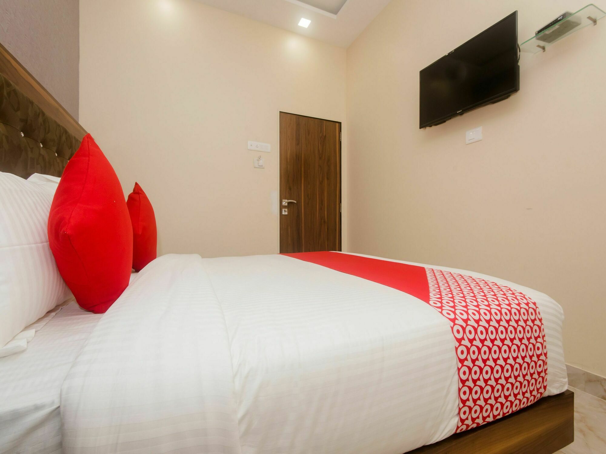 Hotel O Greenforest Near Airport Road Metro Station Bombay Esterno foto